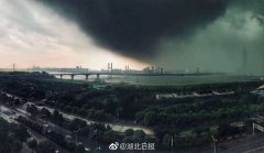 武漢發布暴雨紅色預警 電閃雷鳴1秒黑天