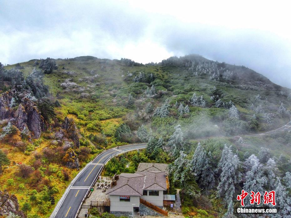 湖北神農架：半山秋色半山凇