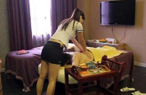 沐足女為什么喜歡買鐘?足浴店買鐘出去玩不給碰,性感女技師會不會跟客人出去喝酒唱歌打牌開房？足浴技師愿意買鐘出去可以干嘛？(圖1)